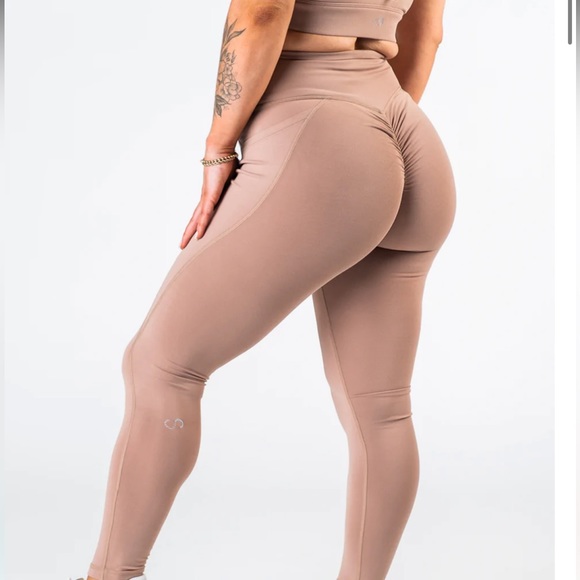 Curves and Combatboots Black Booty Scrunch leggings - Picture 5 of 5